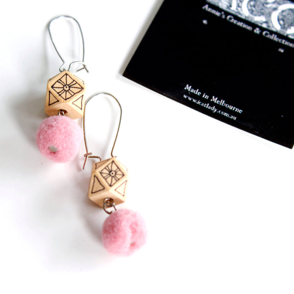 Earing-painted wood +Pompon